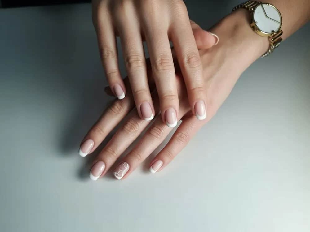 Czym się różni manicure hybrydowy od żelowego? Kluczowe różnice, które musisz znać