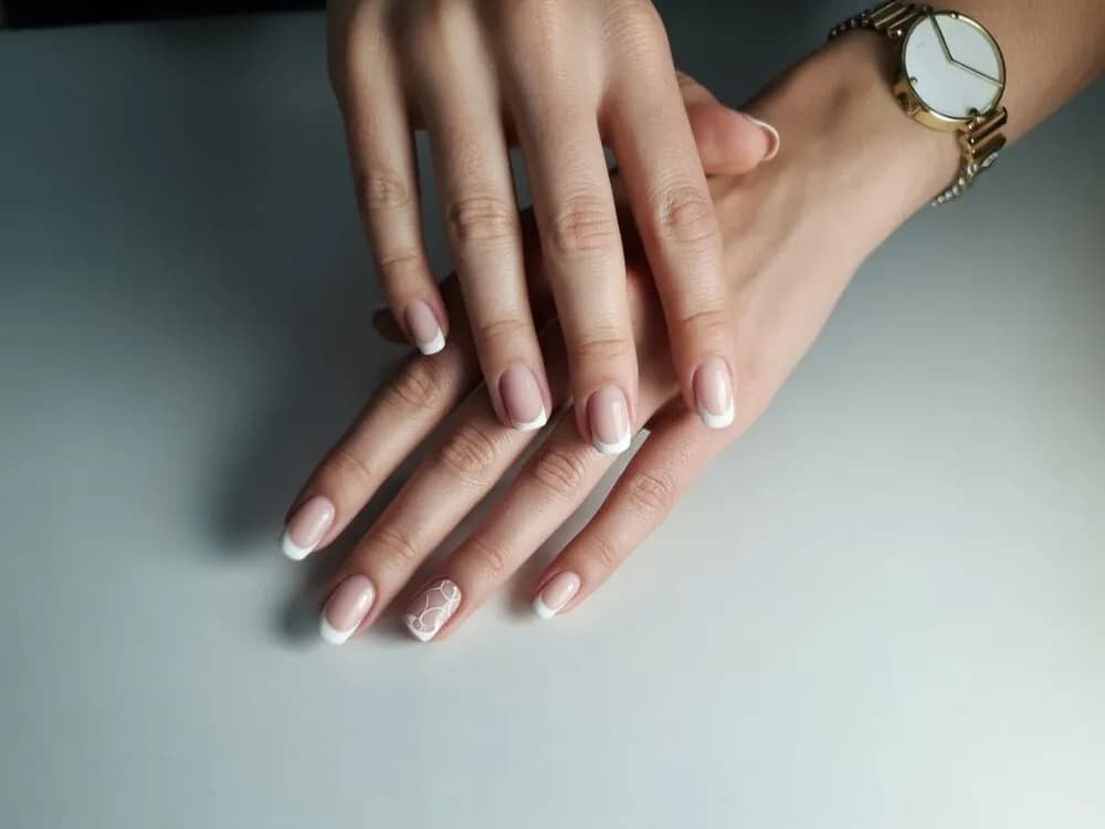Czym się różni manicure hybrydowy od żelowego? Kluczowe różnice, które musisz znać