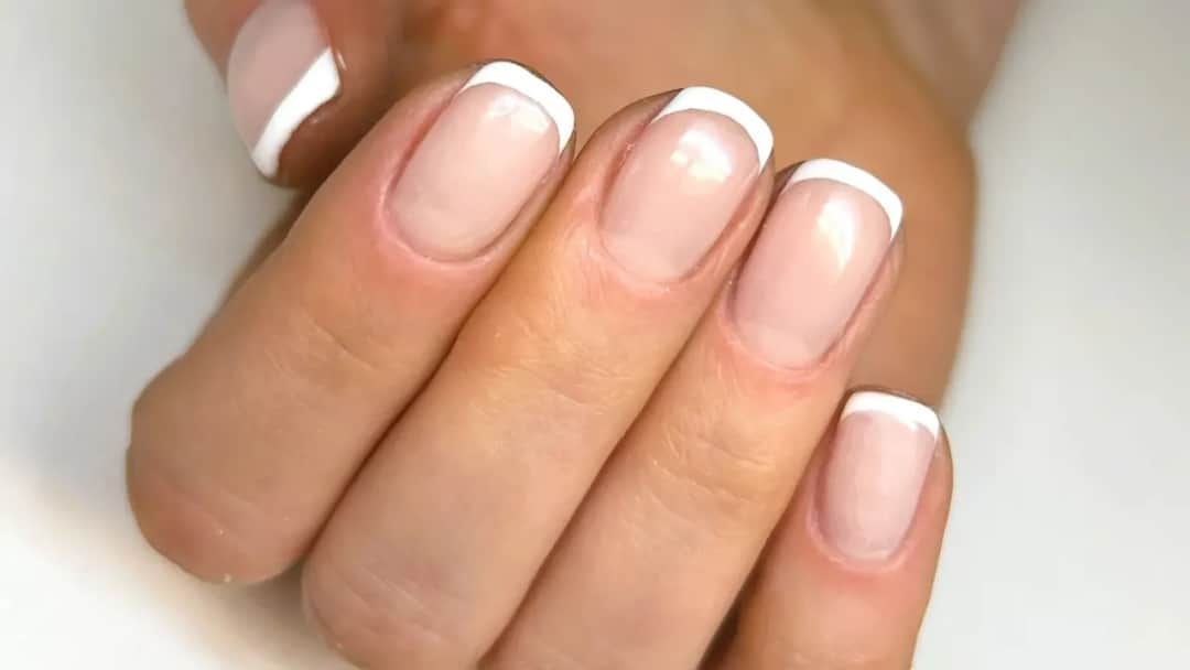 Manicure hybrydowy french — co to jest i jakie ma zalety?