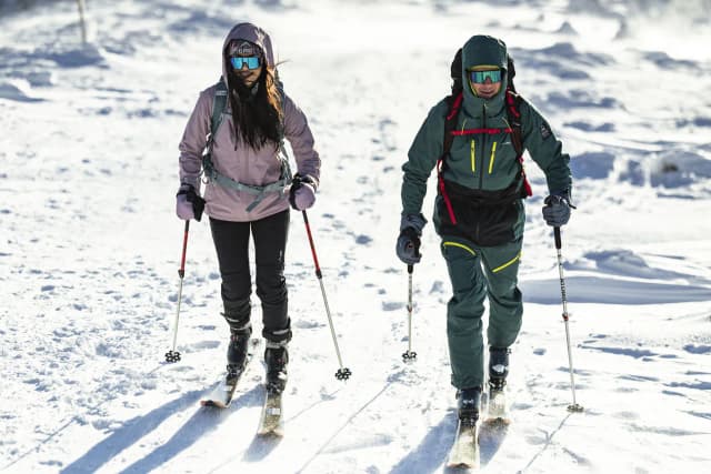 Idealny outfit na narty: jakie elementy są niezbędne, aby nie zmarznąć