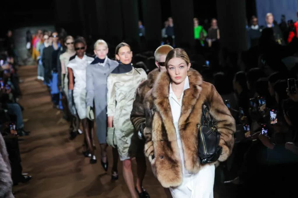 Jak się modnie ubierać zimą: sekrety stylowych i ciepłych outfitów