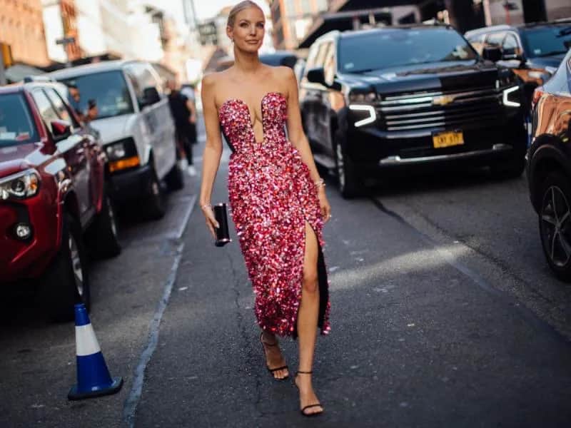 Najlepsze outfity na sylwestra, które zachwycą każdego i podkreślą styl