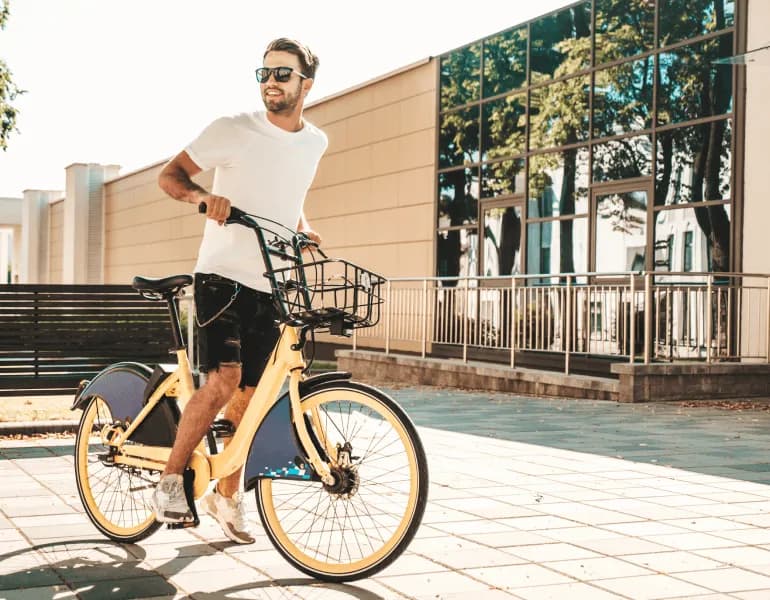 Najlepszy outfit na rower – jak zwiększyć komfort i bezpieczeństwo jazdy