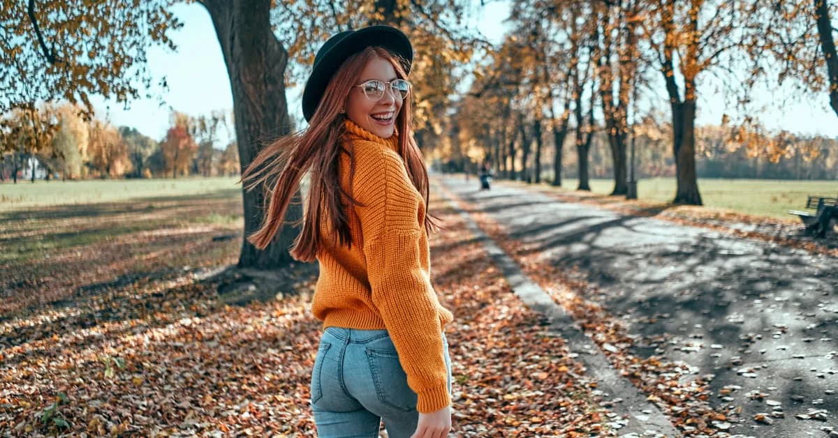 Idealny outfit na spacer w każdą pogodę - jak czuć się komfortowo?