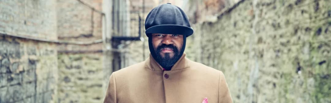 Dlaczego Gregory Porter nosi czapkę? Ciekawe powody i znaczenie stylu.
