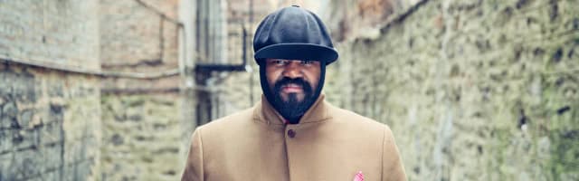 Dlaczego Gregory Porter nosi czapkę? Ciekawe powody i znaczenie stylu.