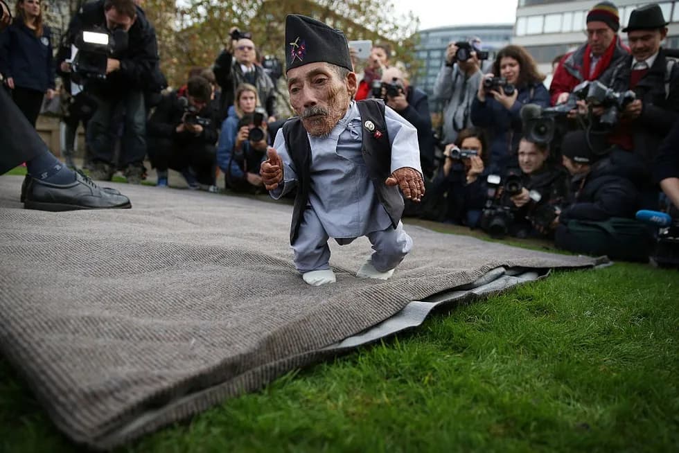 Ile ma lat najmniejszy człowiek świata? Zaskakujące fakty o Afshinie.