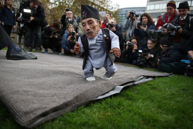 Ile ma lat najmniejszy człowiek świata? Zaskakujące fakty o Afshinie.