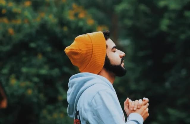 Czapka beanie co to jest? Poznaj historię, style i materiały czapek.